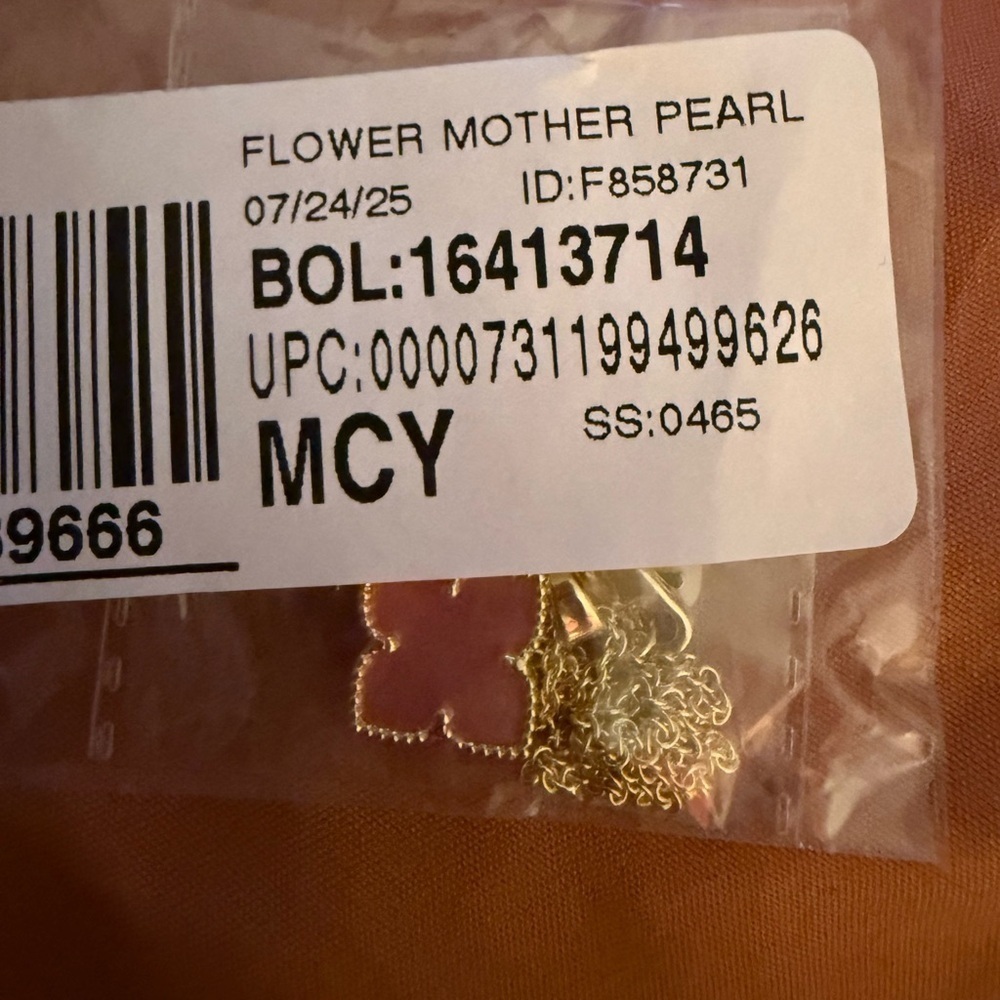 Chic Pink and Gold Clover Necklace - Picture 2 of 3